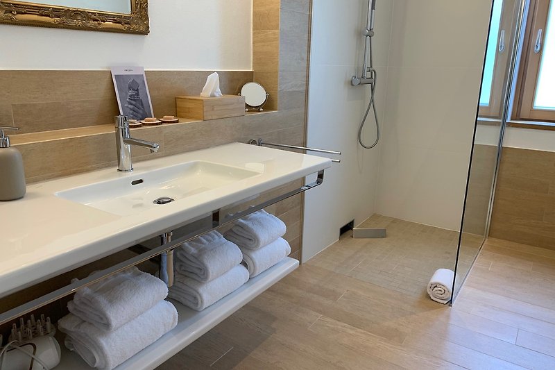 STELLA - Modernes Badezimmer mit ebenerdiger Dusche
