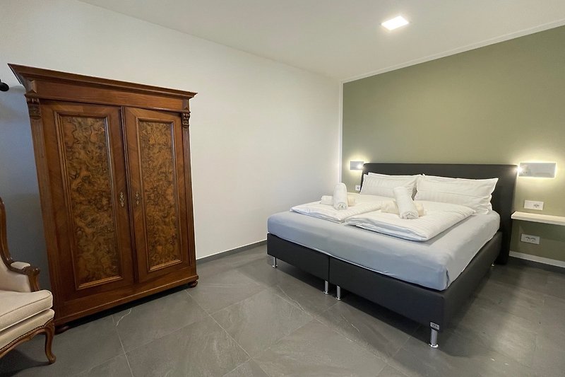 LAVANDA - Schlafzimmer EG mit King-Size Bett 180x200