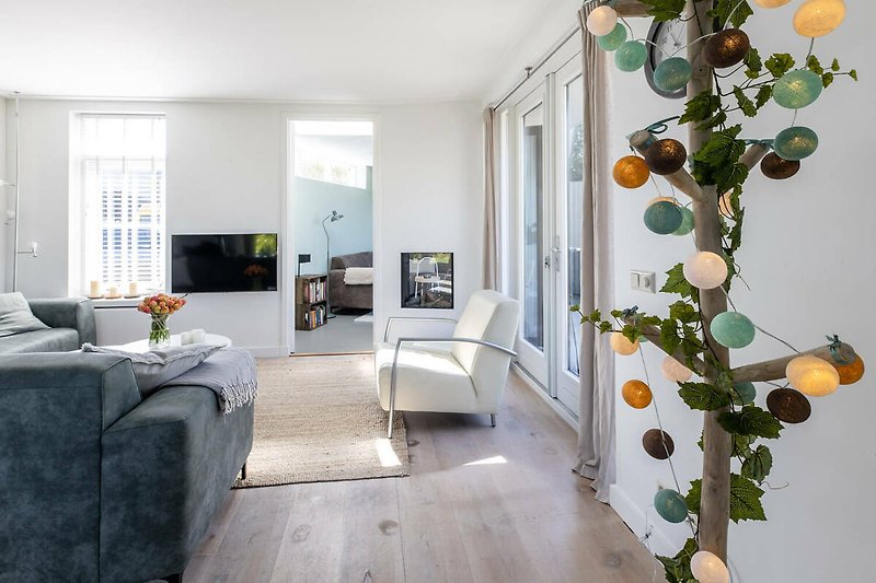 Schönes Wohnzimmer mit stilvollen Möbeln und grünen Pflanzen.