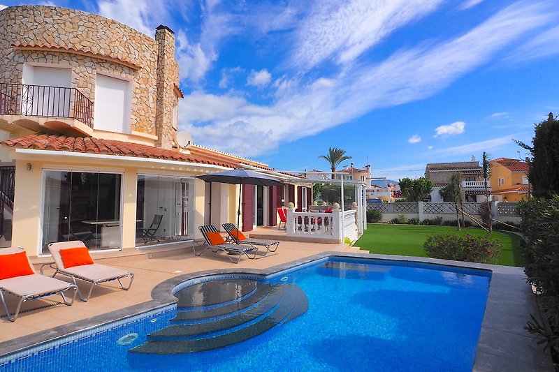Villa mit Pool, Palmen und Balkon in einem Resort. Entspannung pur!