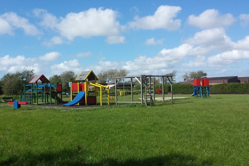 Il grande parco giochi per bambini nell'area.