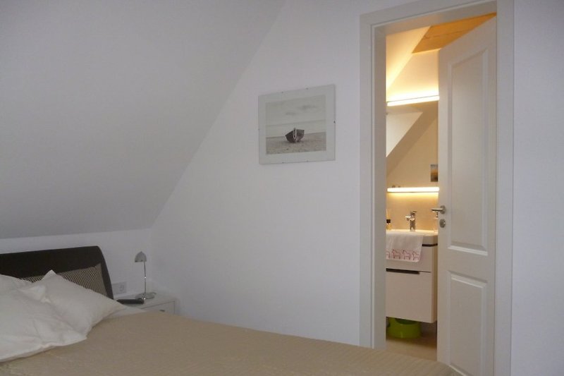 Wohlig: Schlafzimmer Kajüte mit Echtleder-Komfortbett, Hochglanzmöbel, SMART-TV und Bad en Suite