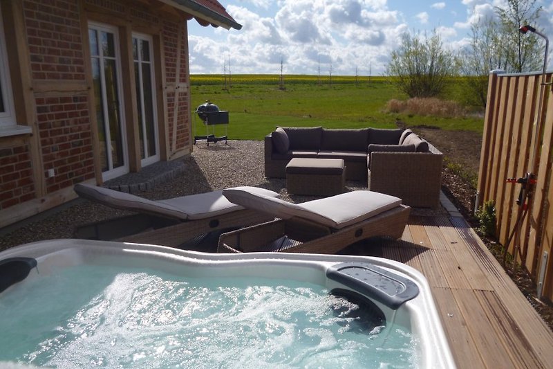 Entspannung pur: Hot Whirlpool 37,5° mit Blick über Terrasse und Lounge