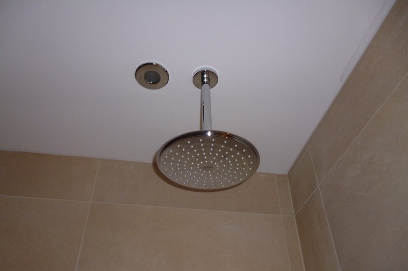 Luxus-Bad mit großer Raindance-Kopfdusche