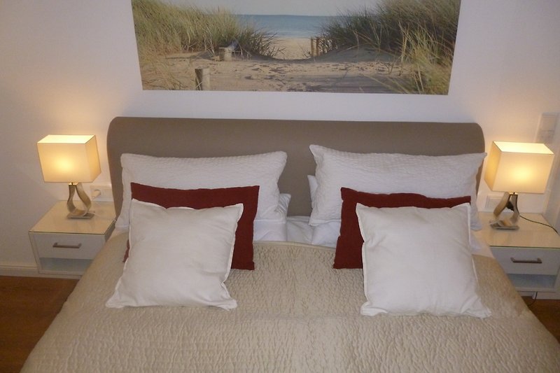 Luxuriös: Schlafzimmer Strandkorb mit Boxspringbett, SMART-TV, Hochglanzmöbeln und Bad en Suite