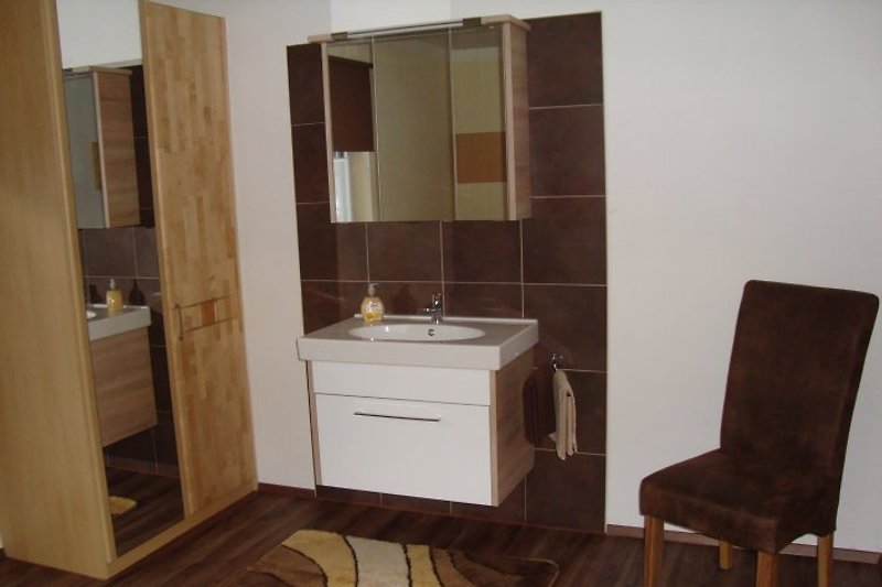 Waschtischanlage und Spiegelschrank im großen Schlafzimmer, Wohng. 4-7 Pers.