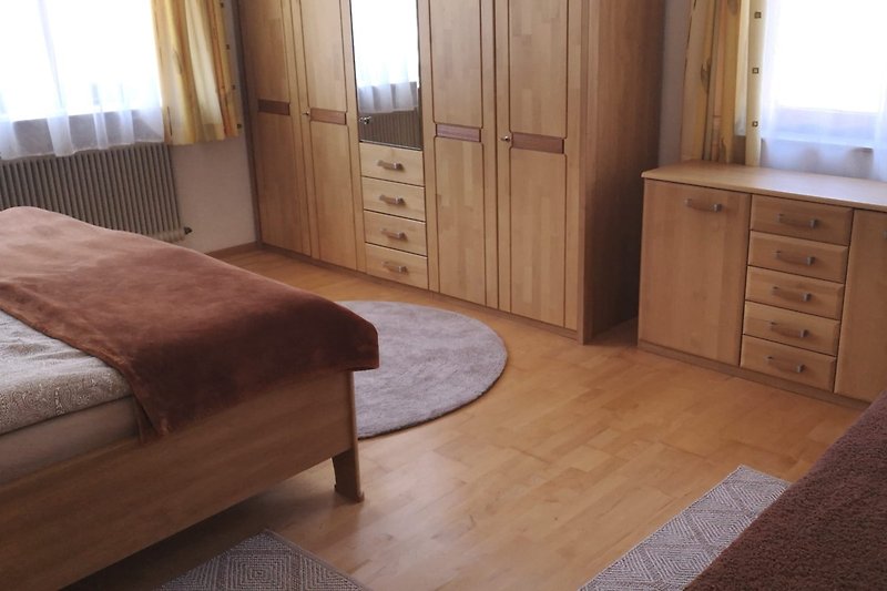 schönes,  gemütliches Schlafzimmer mit Holzmöbeln, Schlafsofa, Wohng. 4-5 Pers.
