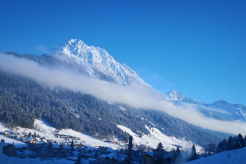 Unser schönes Tal mit unserem verschneiten Hausberg " Ennskrax"