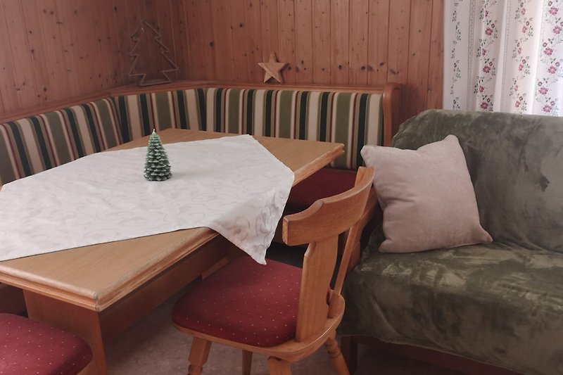 gemütliche Sitzecke, Holzmöbel Wohng. 4-5