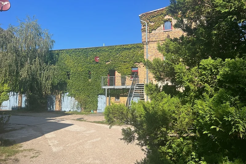 Remise beim Jagdschloss von 1876 vom Hof aus gesehen