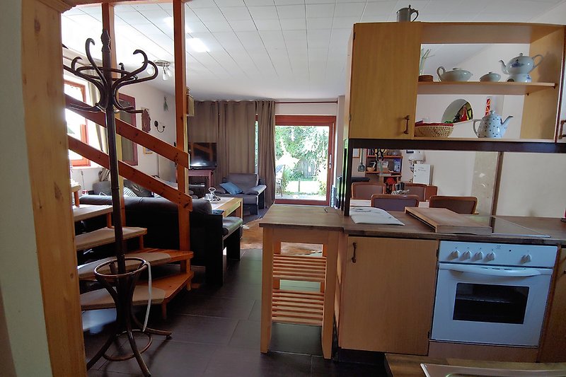 Blick von der Küche ins Wohnzimmer
