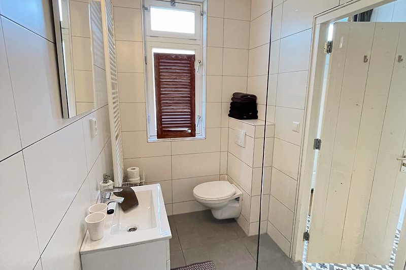 Badezimmer mit lila Waschbecken und Spiegel