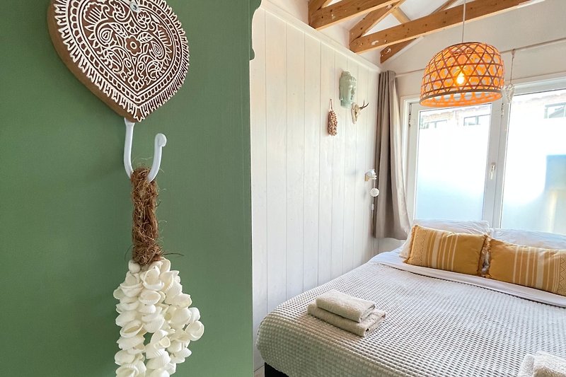 Gemütliches Schlafzimmer mit stilvollem Holzdesign und gemütlicher Beleuchtung.