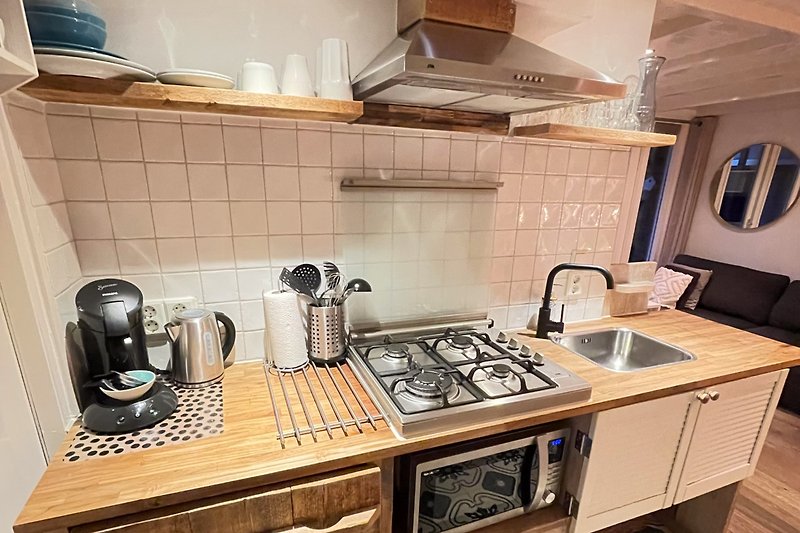 Keuken met waterkoker en Senseo koffie machine. combimagnetron en kookplaat voor 4 pannen