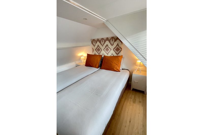 Slaapkamer met twee eenpersoons bedden 90-200