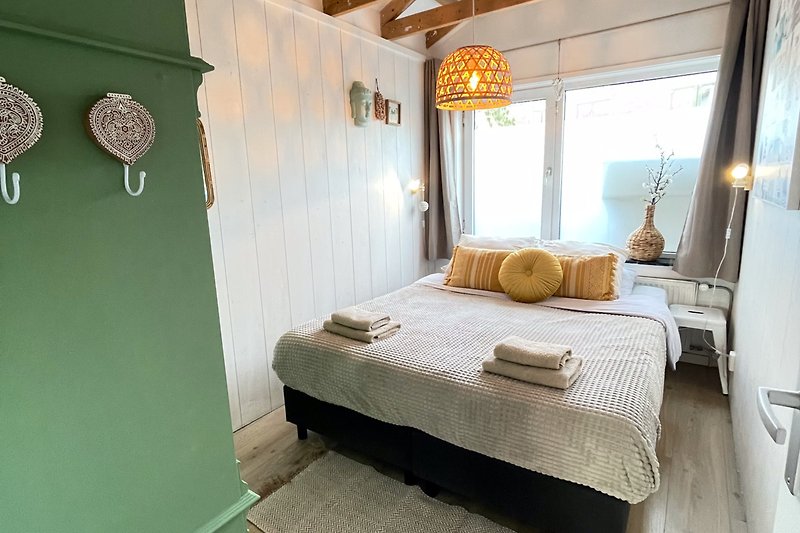 Gemütliches Schlafzimmer mit stilvollem Holzdesign und gemütlicher Beleuchtung.