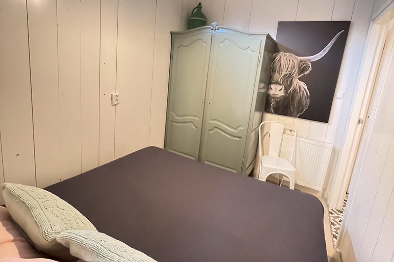 Gemütliches Schlafzimmer mit stilvoller Inneneinrichtung und Holzbett.