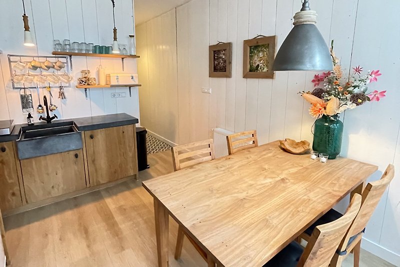Gemütliche Küche mit Holzmöbeln und stilvoller Beleuchtung.