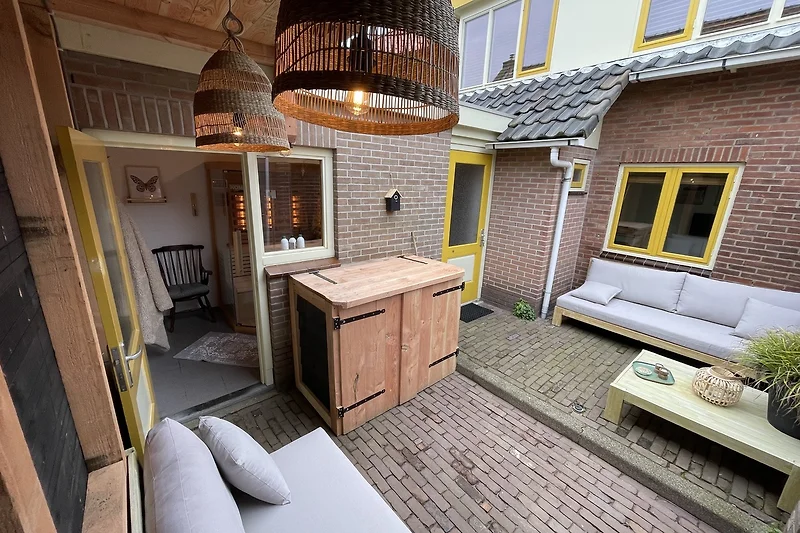 KUST4 heeft een heerlijke tuin met in de schuur een Infrarood/opgiet Sauna waar u heerlijk gebruik van kunt maken