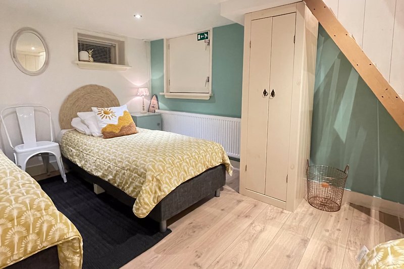 Gemütliches Schlafzimmer mit stilvollem Holzdesign und bequemem Bett.