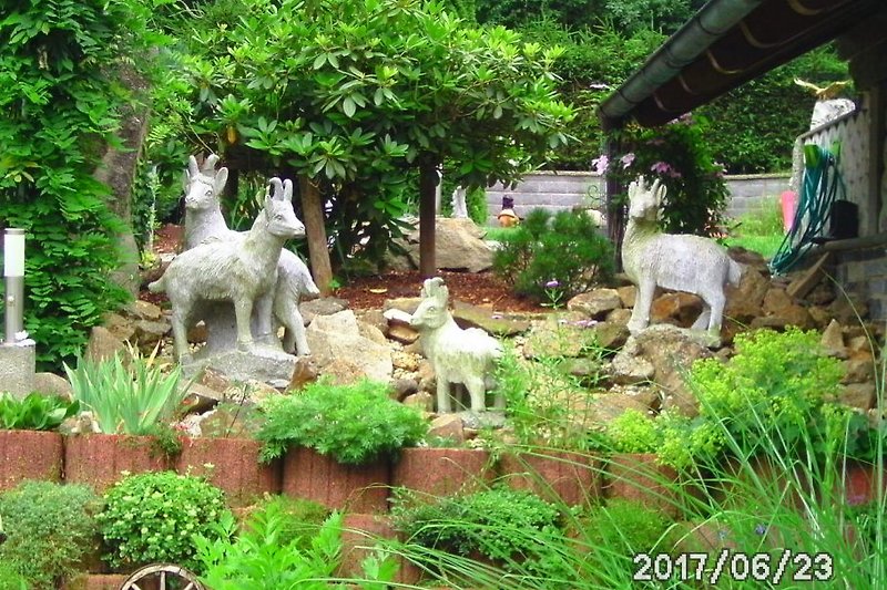 Anlage im Garten mit echten Steinfiguren