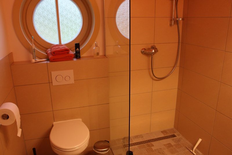 alle badkamers met douche / toilet / wastafel
