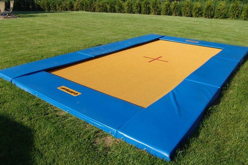 duże trampoliny na ziemi