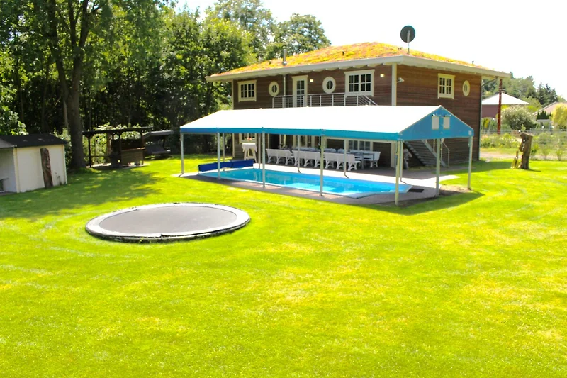 Villa mit Pool, großer Garten und Tramolin