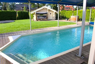 Villa di lusso con piscina vicino a Berlino