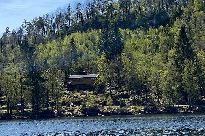 Blick vom See auf die Hütte