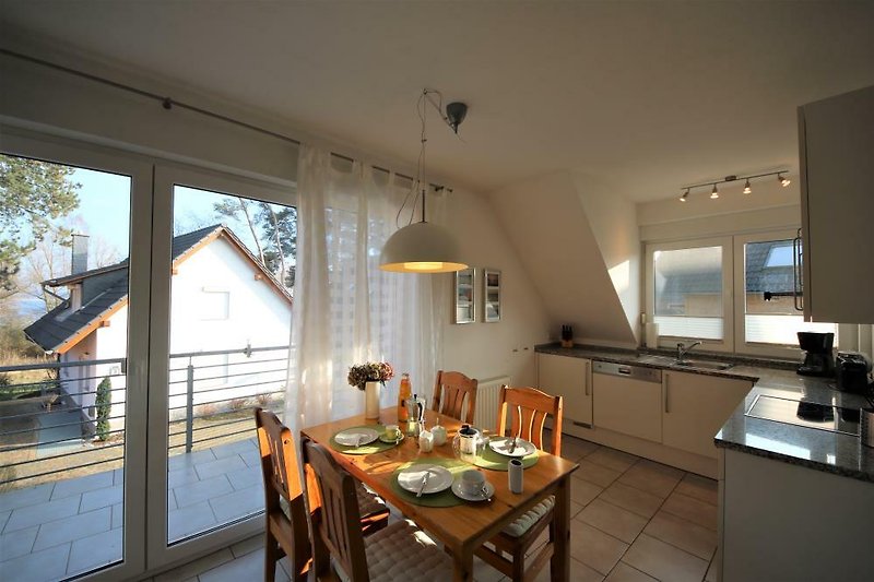 helle Küche mit Essplatz und direktem Balkonzugang