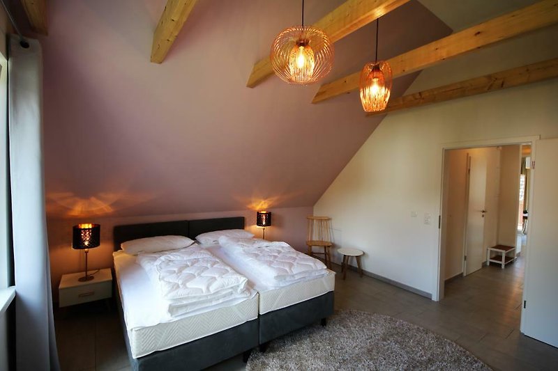 elegantes Schlafzimmer mit Boxspringbetten - Träumen Sie gut!