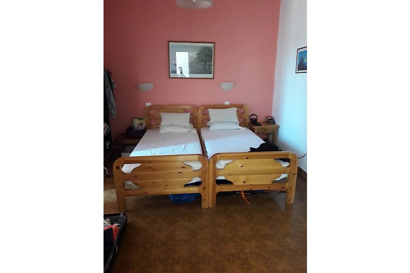 Schlafzimmer mit 2 einzelbetten