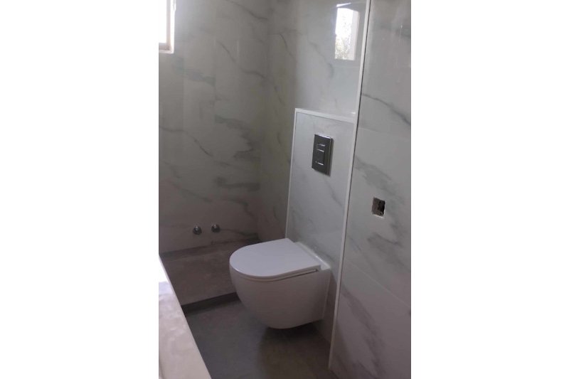 Schönes Badezimmer mit stilvoller Inneneinrichtung und sauberem WC.