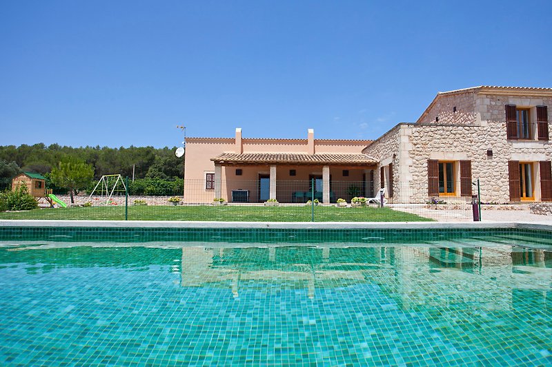 moderne Familienvilla mit Pool