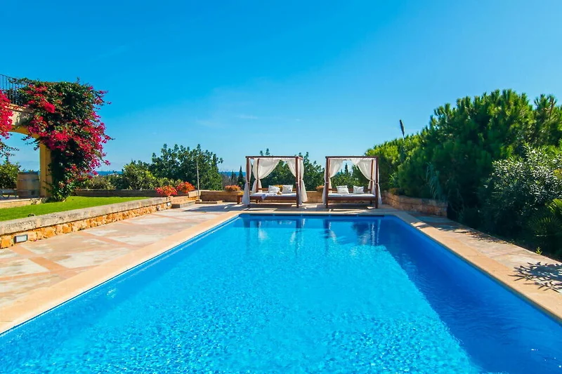 Fincaurlaub mit Pool, Day-Beds und Blick bis auf das Meer