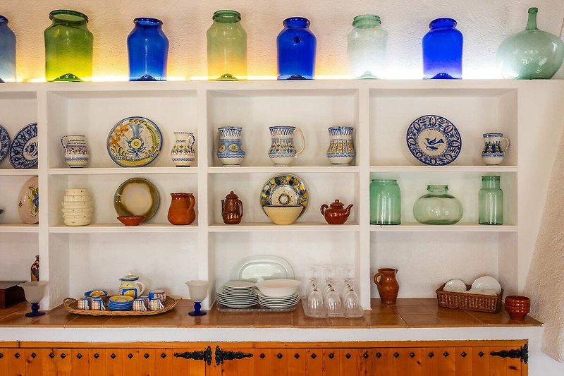 Schöne Sammlung von Geschirr und Gläsern in blau und gelb.
