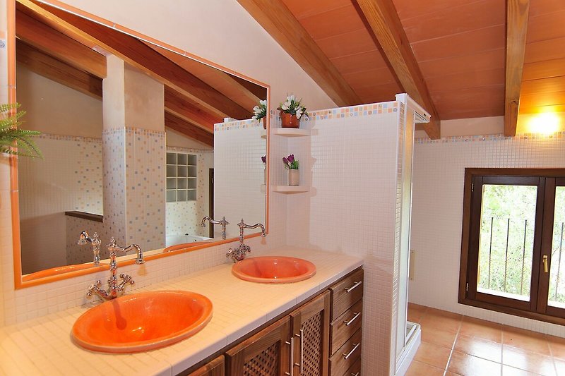 Schönes Badezimmer mit Spiegel, Waschbecken und stilvoller Einrichtung.