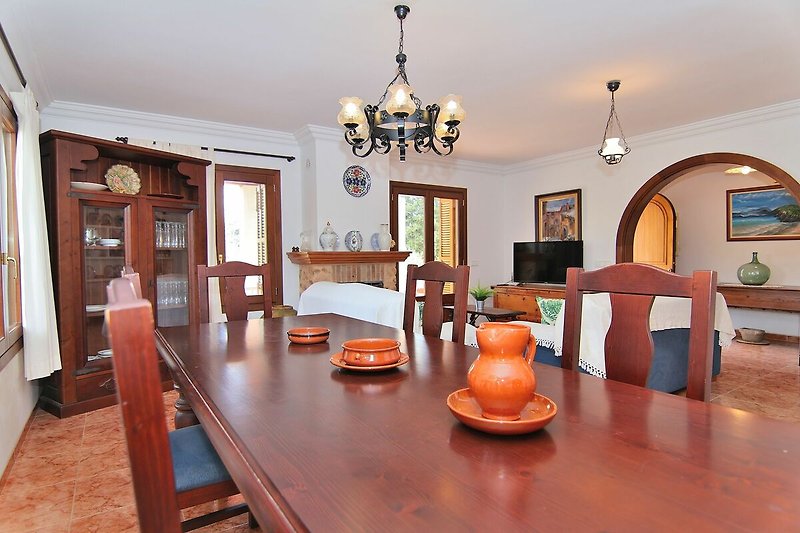 Gemütliches Wohnzimmer mit stilvoller Einrichtung und warmem Holzdekor.