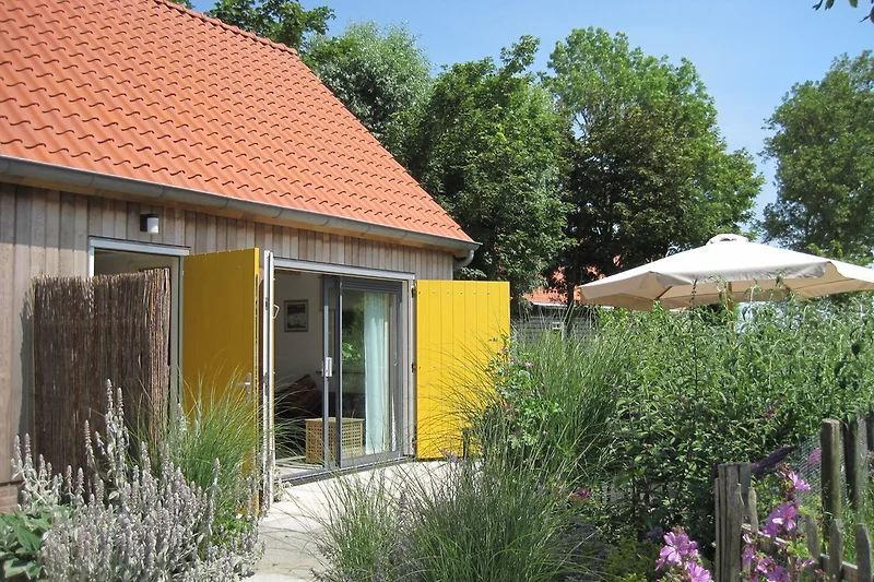Voorkant van het vakantiehuis; schuifpui en privé terras.