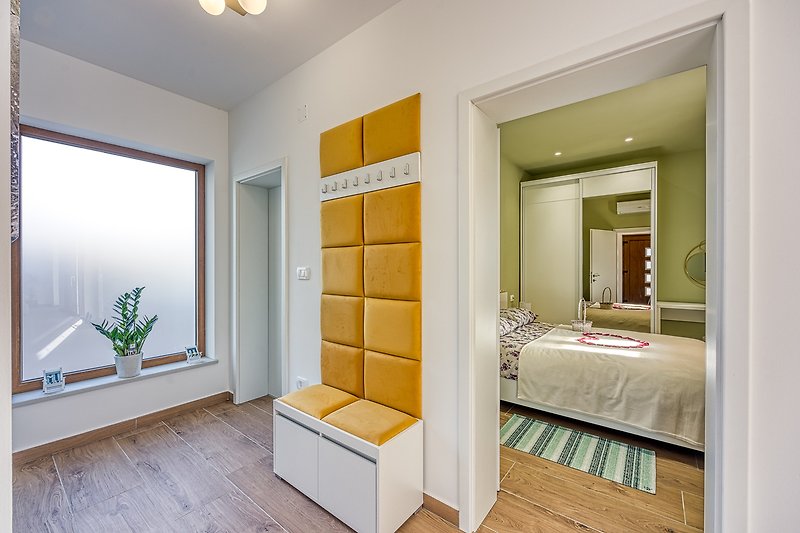 Modernes Schlafzimmer mit eleganten Möbeln und stilvoller Einrichtung.