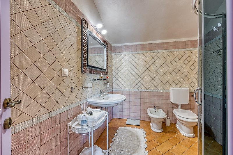 Ein modernes Badezimmer mit lila Akzenten und stilvoller Armatur.