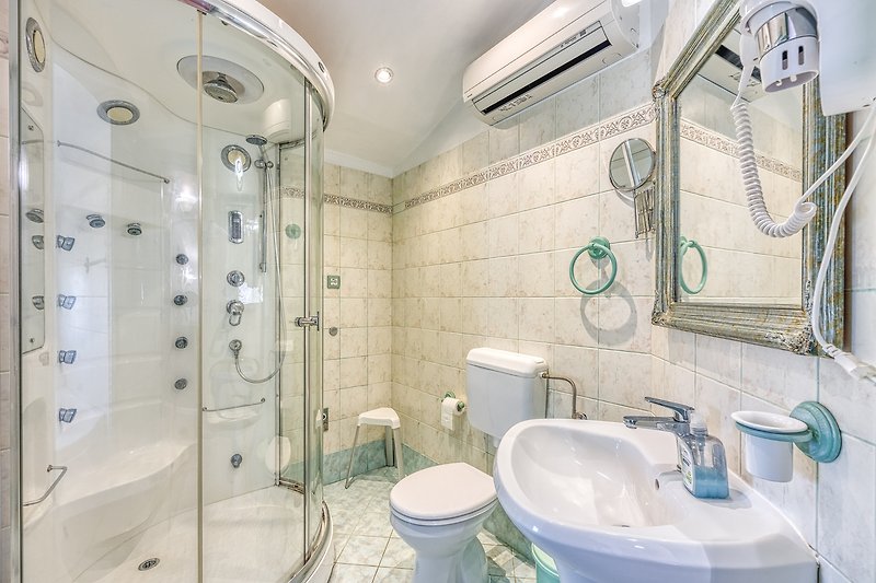 Ein stilvolles Badezimmer mit lila Akzenten und moderner Ausstattung.