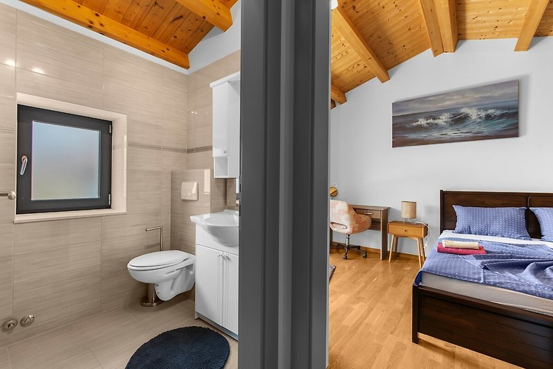 Gemütliches Schlafzimmer mit stilvollem Holzbett und elegantem Design.