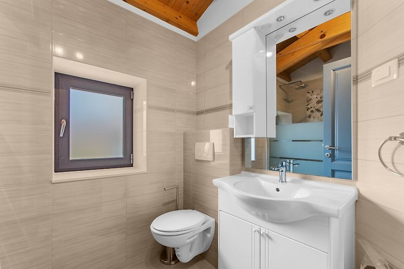 Modernes Badezimmer mit lila Akzenten und stilvollem Waschbecken.