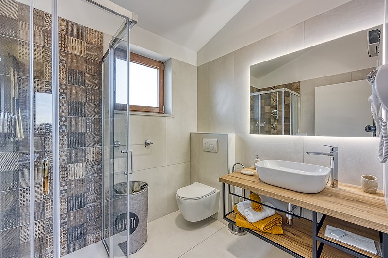 Modernes Badezimmer mit stilvoller Dusche und elegantem Spiegel.