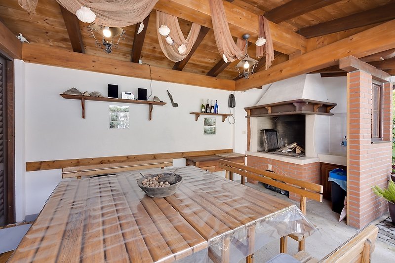 Stilvolles Wohnzimmer mit Holzmöbeln und gemütlicher Einrichtung.