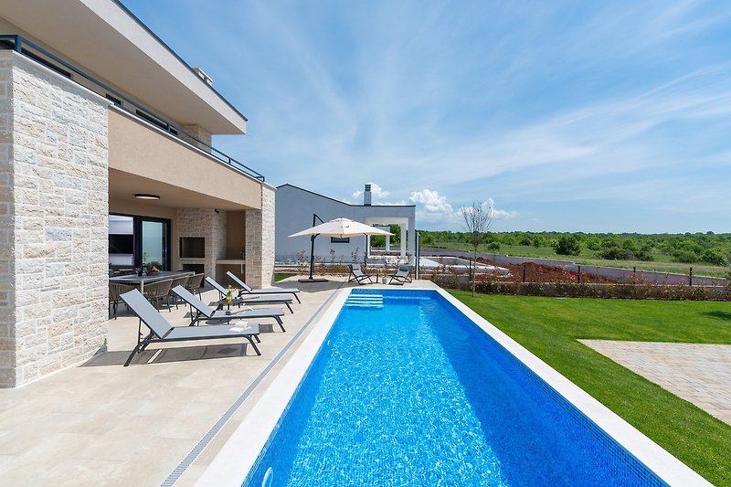 Schönes Ferienhaus mit Pool, Meerblick und stilvollem Design.