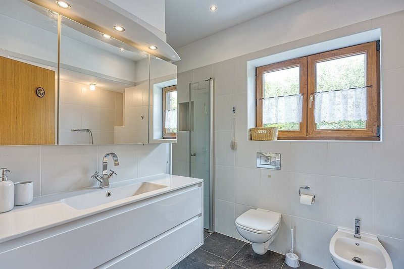 Modernes Badezimmer mit lila Badezimmerschrank und Spiegel.