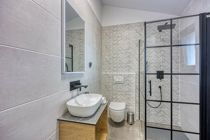 Stilvolles Badezimmer mit lila Waschbecken und elegantem Design.